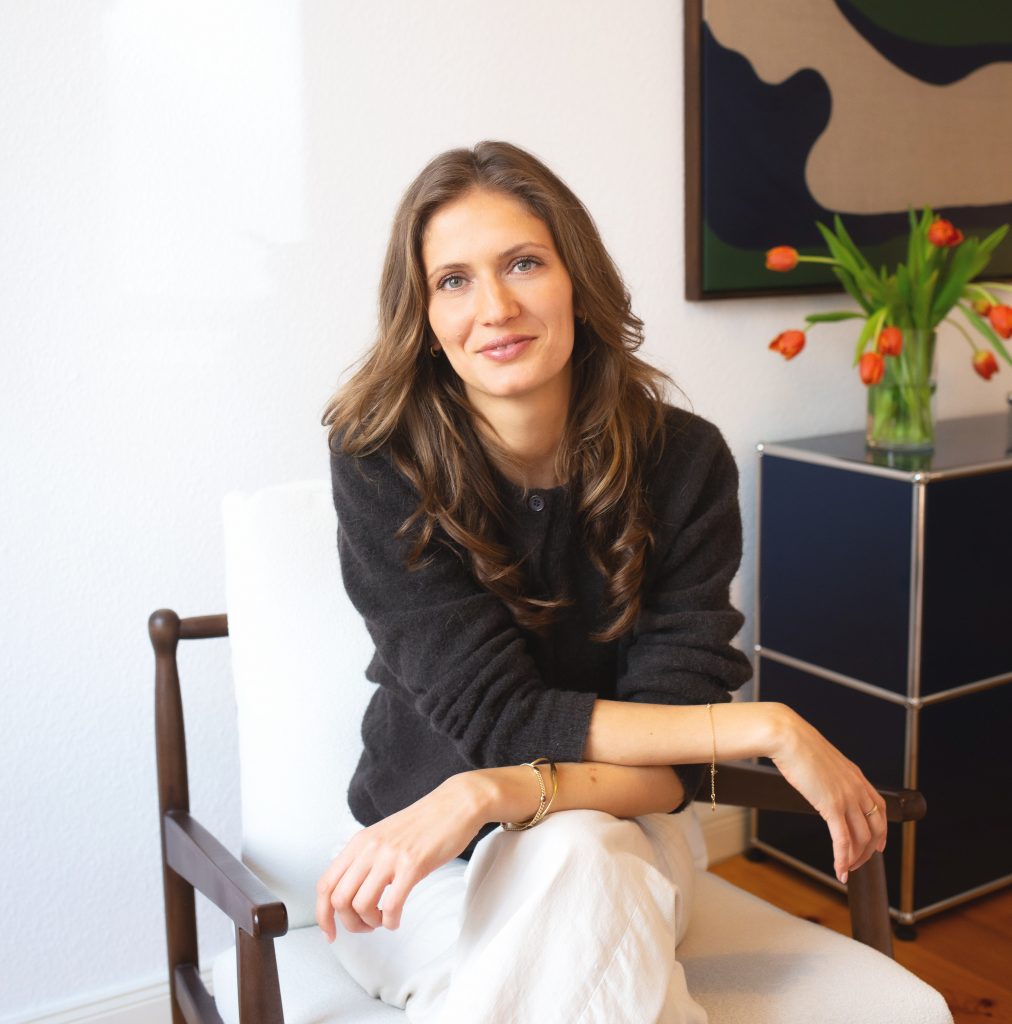 Portrait der Psychotherapeutin Paulina Wilkens in ihren Praxisräumen in Berlin Prenzlauer Berg