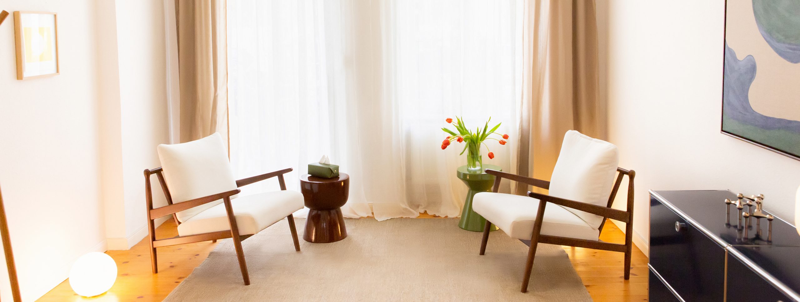 Therapieraum der Praxis Paulina Wilkens in Berlin Prenzlauer Berg mit hellen, warmen Farben und minimalistischer Einrichtung.